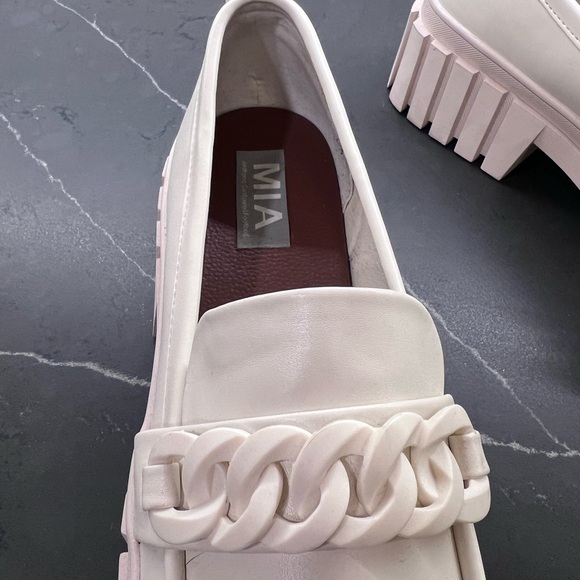 MIA Off-White Platform Loafers. Size 9 w/ Rubber chain detail. Manmade “leather” - Picture 6 of 6